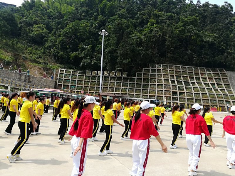 怀化市溆浦县全民健身舞蹈总决赛在安化云台山神仙岩广场举行