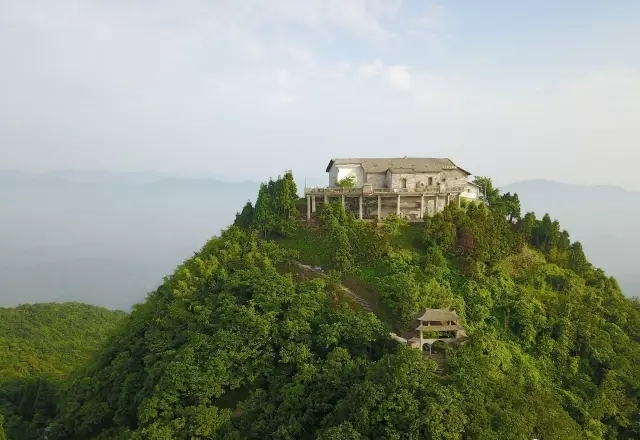 历经风吹雨打雄踞云台山巅的真武古寺